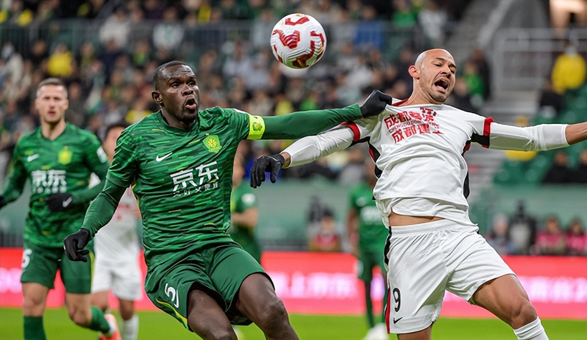 足球赛季激情升温，球队全力冲刺向胜利的简单介绍