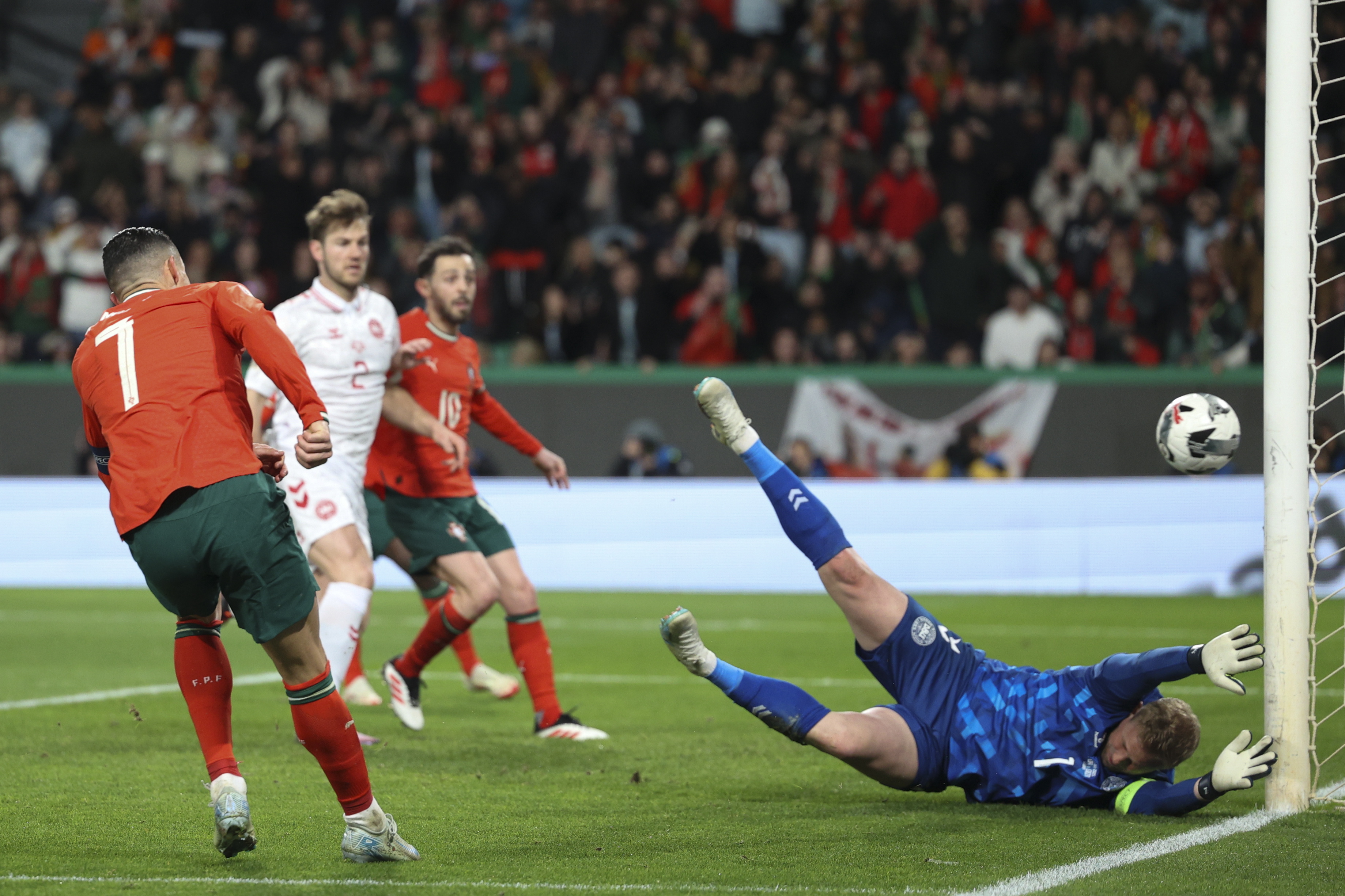 葡萄牙荷兰硬仗连连,欧洲杯预选赛厮杀正酣 葡萄牙荷兰硬仗连连,欧洲杯预选赛厮杀正酣