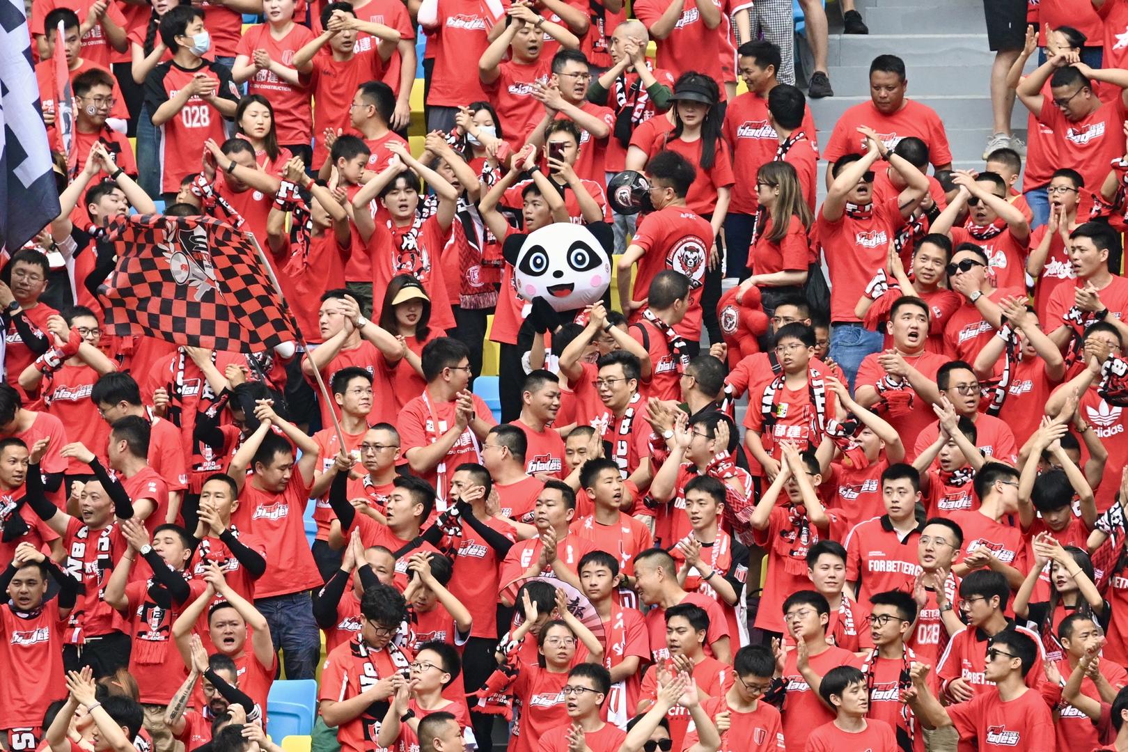 米兰登录入口-热闹球场，无数球迷高呼助威的简单介绍