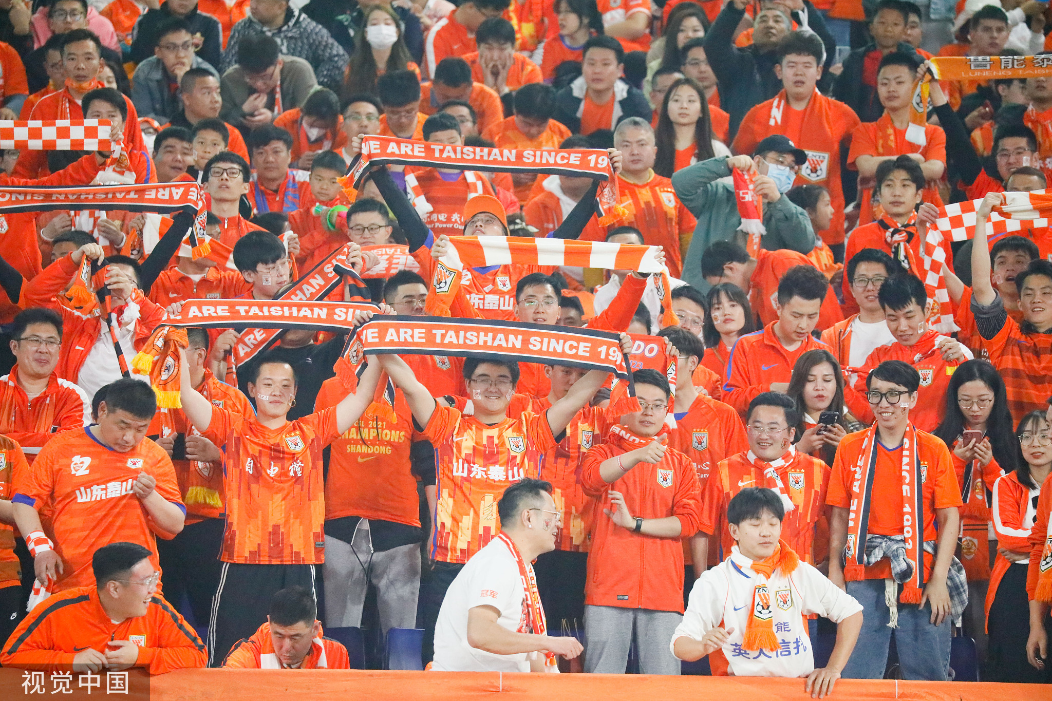 热闹球场，无数球迷高呼助威的简单介绍