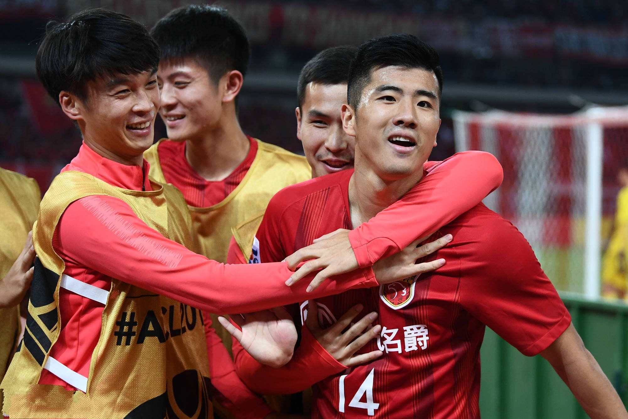 关于上港主场大胜绿城，取得胜利的信息