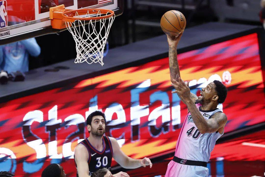 关于76人险胜深圳队，布克带队取胜的信息