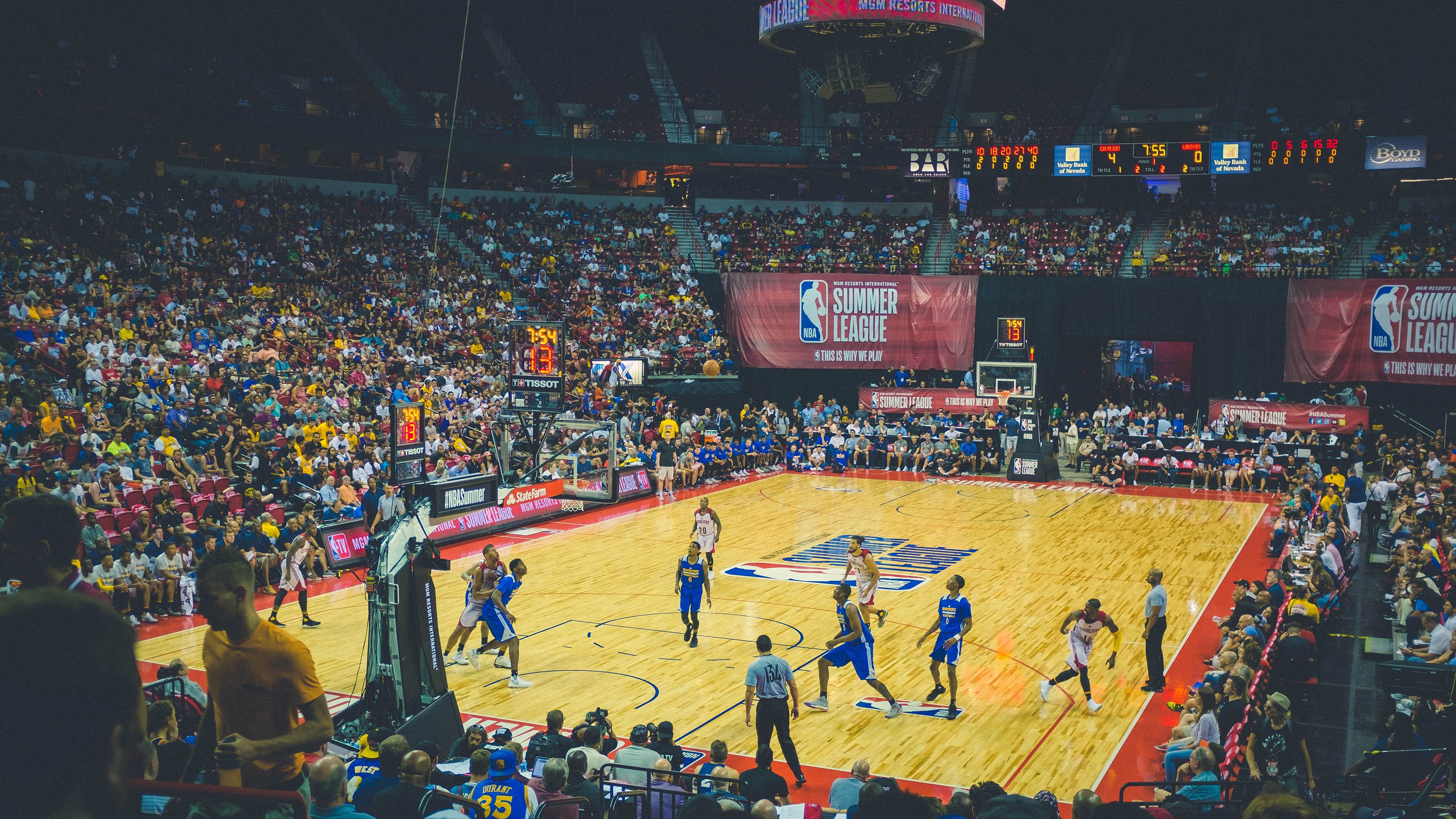 猛龙连续得分压制北京队，乔治末节爆发成关键先生