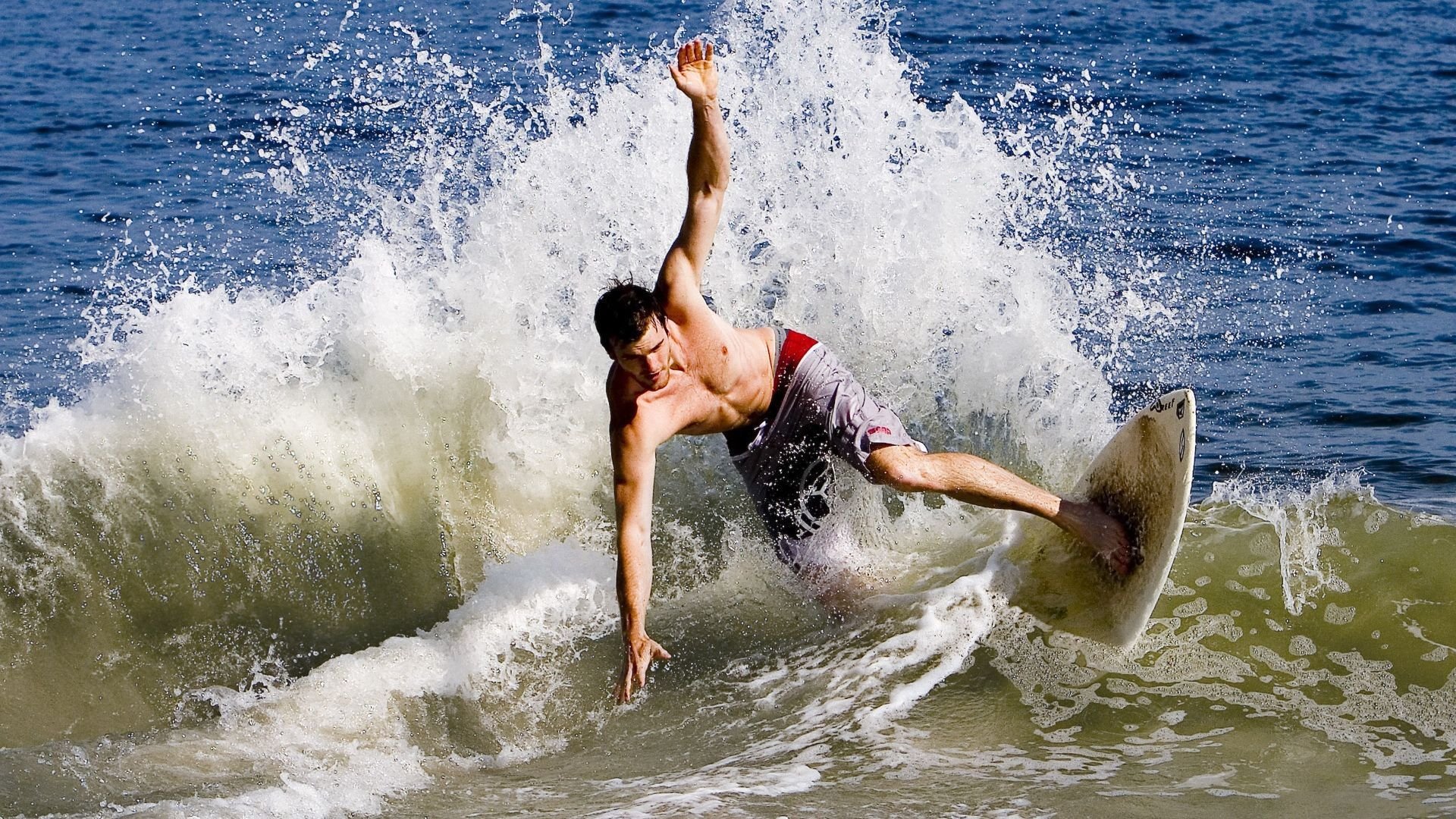 绿茵场上的双重变奏,韩国铁血晋级映照伊朗悲情,阿拉巴式领袖在英超争冠局中接管比赛