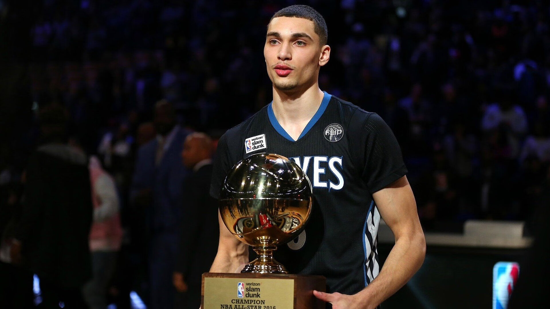 骑士粉碎雄鹿，西亚卡姆成为关键先生