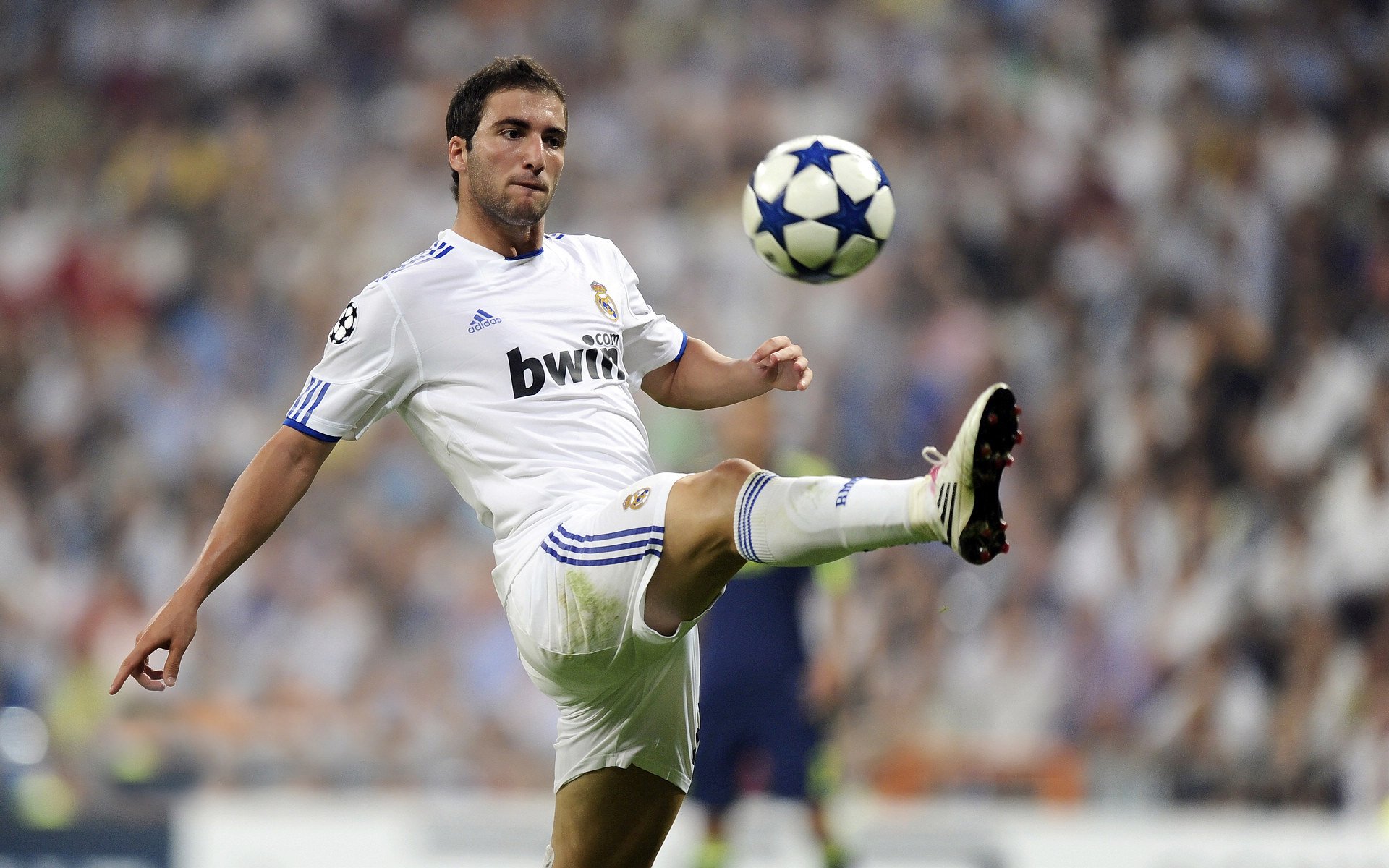 ac米兰体育官网-足球场上的封锁，从德甲争冠到西班牙对日本的战术博弈